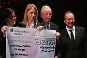 Eva Padberg als UNICEF Botschafterin nahm bei der Premiere einen 115.000 € Spendenscheck entgegen. Neben ihr: Olympiapark Chef Wilfrid Spronk und Holiday on Ice Boss Michael Duwe (Foto Martin Schmitz)